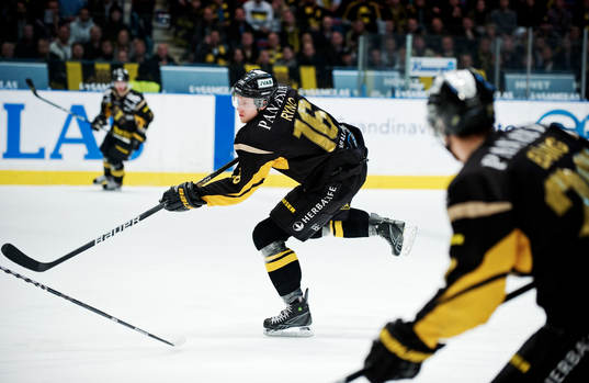 Johan Ryno, AIK, skjuter mot mål