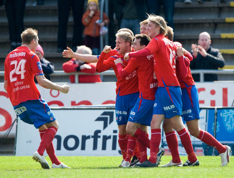 2-1, Markus Holgersson som grattas av hela laget