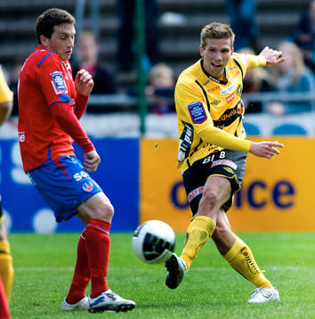 Anders Svensson, Elfsborg, skjuter förbi Ardian Gashi,