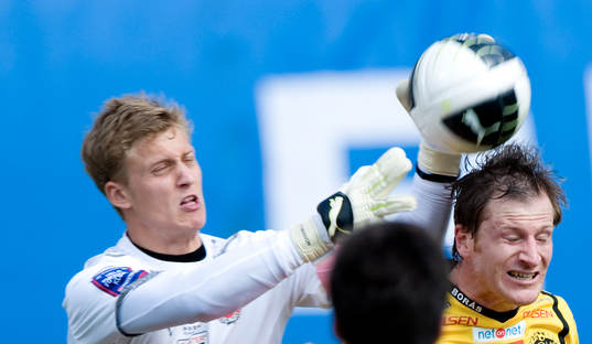 Pär Hansson, målvakt, Helsingborg mot Daniel Mobaeck,
