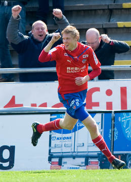 2-1, Markus Holgersson som jublar ikapp med publiken. Jubel