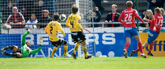 2-1, Markus Holgersson som skjuter in en retur bakom Ante