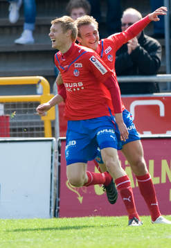 2-1, Markus Holgersson som grattas av Joel Ekstrand. Jubel
