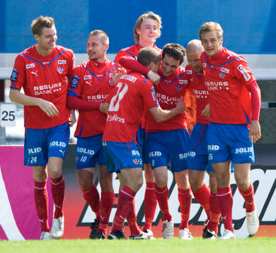 1-0 Ardian Gashi som grattas av Christoffer Andersson. Jubel