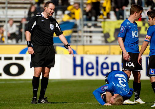 Jonas Eriksson, domare, pekar på Johnny Lundberg, Halmstad