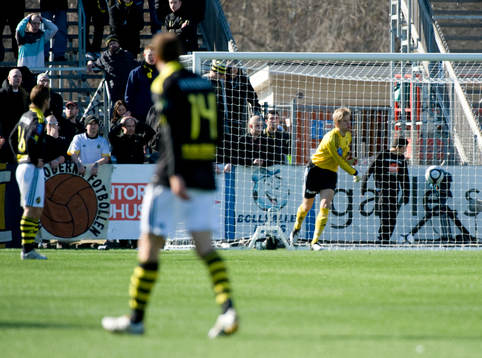Tomi Maanoja, Målvakt AIK kastar ut bollen