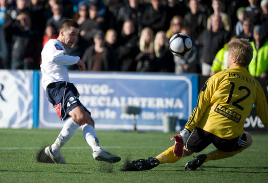 Sebastian Senatore, Gefle skjuter på Toni Maanoja,
