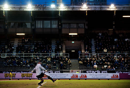 Pa Dembo Touray, målvakt, Djurgården, skjuter en inspark