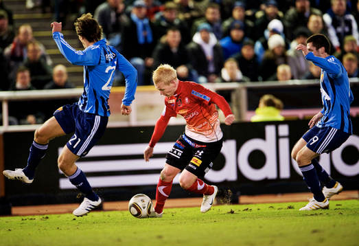 Mattias Adelstam, Trelleborg, dribblar sig igenom försvaret