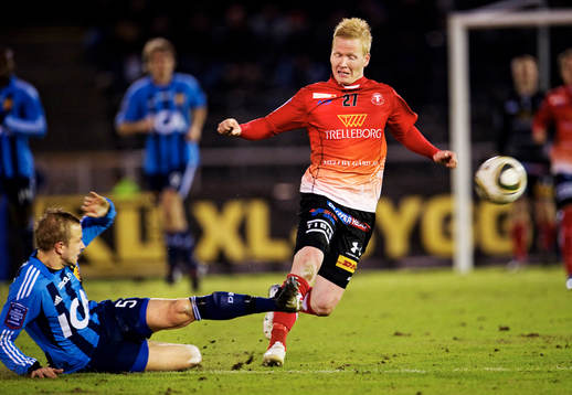 Petter Gustafsson, Djurgården, bryter ett pass till