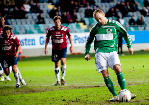 Magnus Eriksson, Väsby, sätter en straff