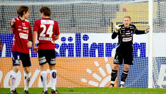 Peter Abrahamsson, målvakt, dirigerar muren