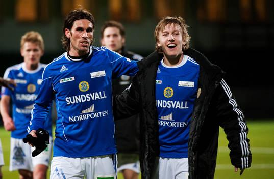 Sundsvalls Emil Forsberg och Nuri Mustafi jublar
