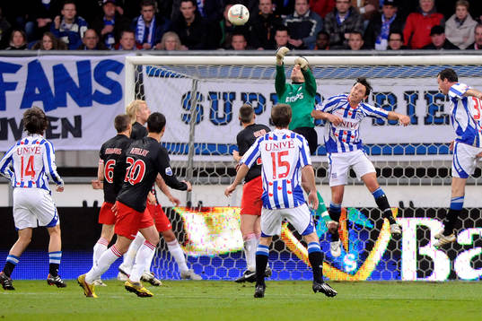 Andreas Isaksson, målvakt, räddar