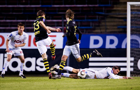 Sebastián Eguren, AIK, och Mikael Rosén, Halmstad