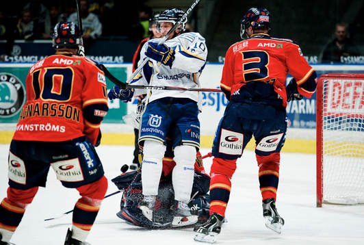 Martin Thörnberg, HV71, åker på Gustaf Wesslau,