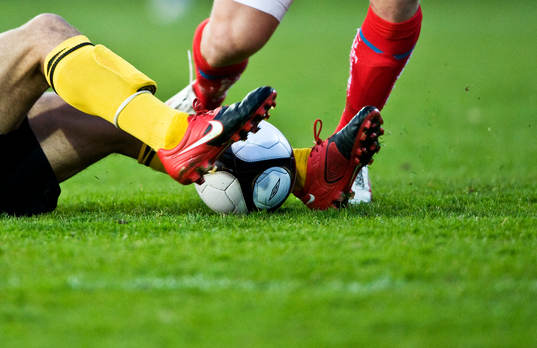 Fot, ben, boll, gräs, gräsplan, tackling, glidtackling,