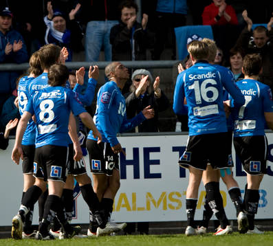 Anselmo, Halmstad, dansar framför publiken, jubel