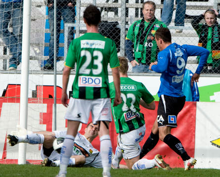 Emir Kujovis, Halmstad, framför Dime Jankulovski,