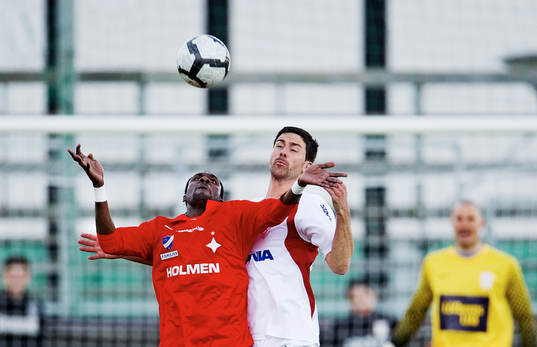 Russell Mwafulirwa, Norrköping, i duell om bollen mot
