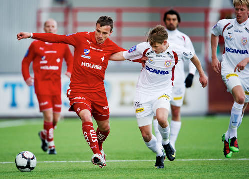 Sphetim Hasani, Norrköping, utmanas av Mikael