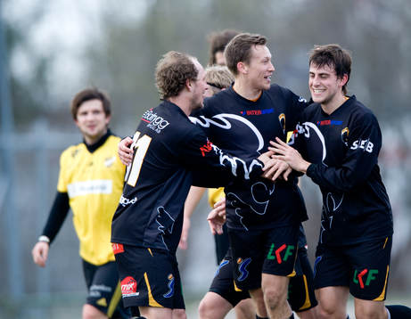 1-2, målskytten grattas, jubel, glädje
