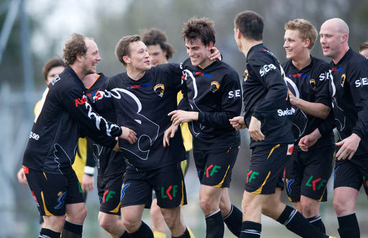 1-2, målskytten grattas, jubel, glädje