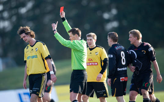 Utvisning Filip Thurn. Domare, rött kort
