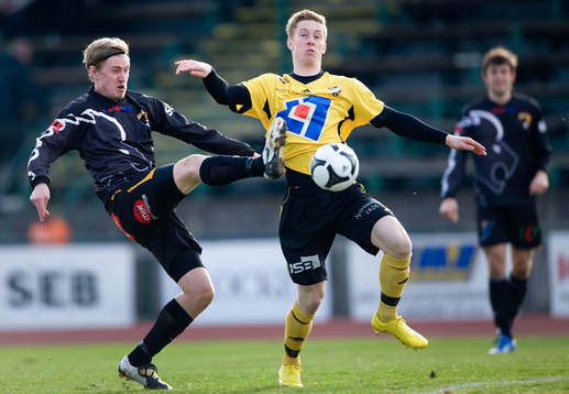Anton Persson blir nersparkad med en spark i bröstet,