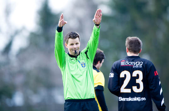 Domare signalerar för