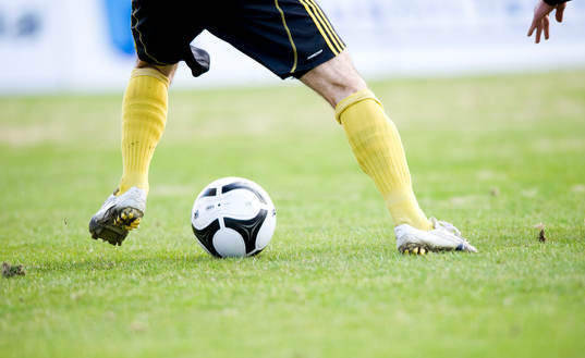 Fot, fötter, boll, fotboll, gräsmatta, fotbollsplan,
