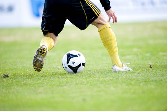 Fot, fötter, boll, fotboll, gräsmatta