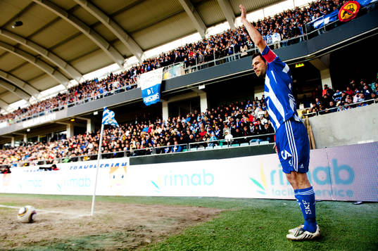 Stefan Selakovic, lägger en hörna
