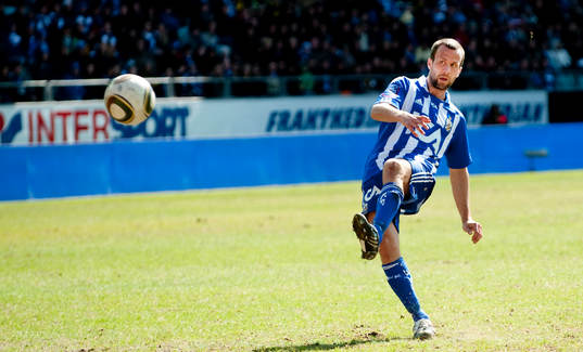 Hjalmar Jonsson, IFK Göteborg  slår en frispark i mål