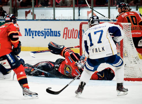 Gustaf Wesslau, målvakt, Djurgården, slänger sig