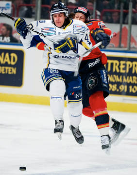 André Petersson, HV71, tacklas av Marcus Ragnarsson,