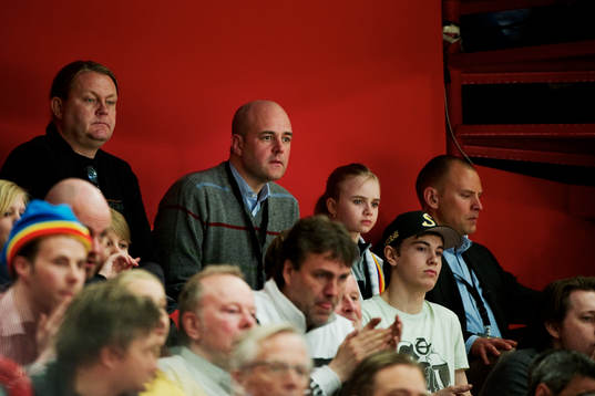 Statsminister Fredrik Reinfeldt kollar på matchen