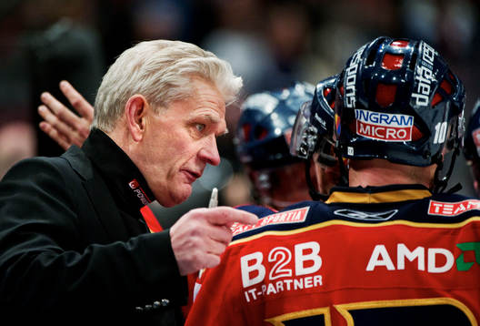 Hardy Nilsson, tränare, Djurgården, ger instruktioner