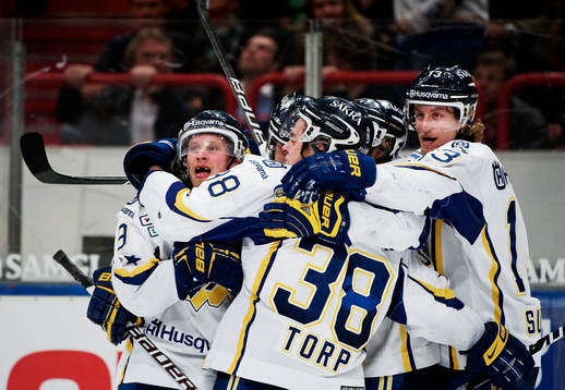 Mattias Tedenby, HV71, gratuleras till sitt 0-1-mål