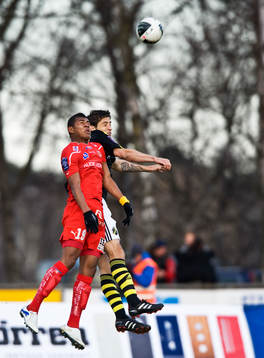Ricardo Santos, Kalmar och Sebastian Eguren, AIK, nickduell