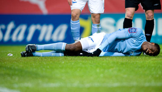 Edward Ofere, Malmö, skadades och tvingades utgå. Skada,