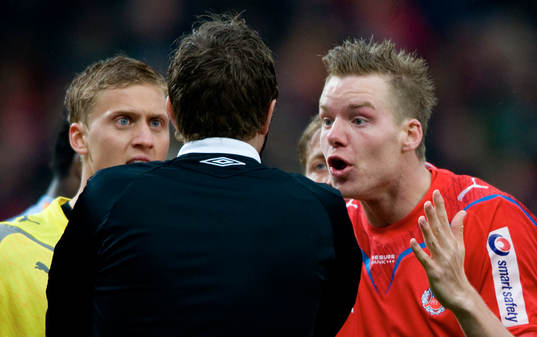 Straff, Marcus Nilsson, Helsingborg, protesterar, men