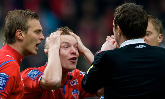 Straff, Marcus Nilsson, Helsingborg, protesterar, men