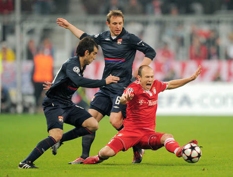 Cesar Delgado och Kim Källström, Lyon, mot  Arjen Robben,