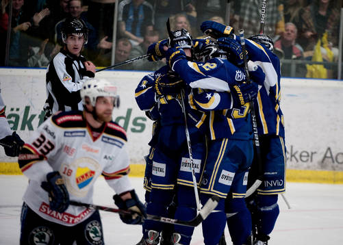Adam Almquist gör 2-1 till HV71, jubel. Timmy Pettersson,