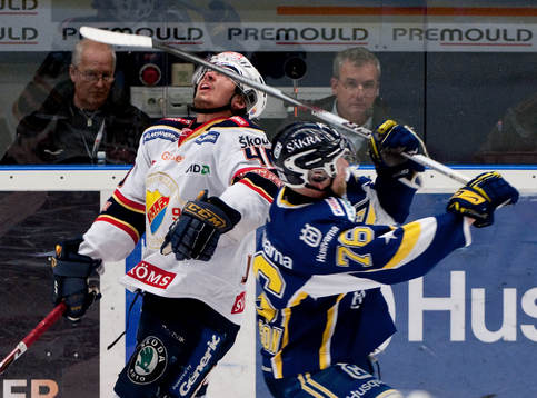 Jacob Josefson, Djurgården, får en klubba på näsan av