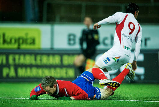 Anton Henningsson, Öster, faller i konstgräset