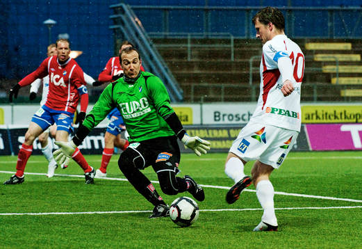 Göran Marklund, Assyriska, är nära att göra mål bakom