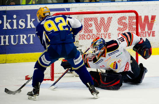 Teemu Laine, HV71 slår in 3-3 bakom Gustaf Wesslau,