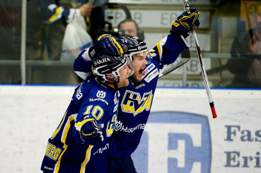 Martin Thörnberg, Jukka Voutilainen, HV71 jubel vid 2-3